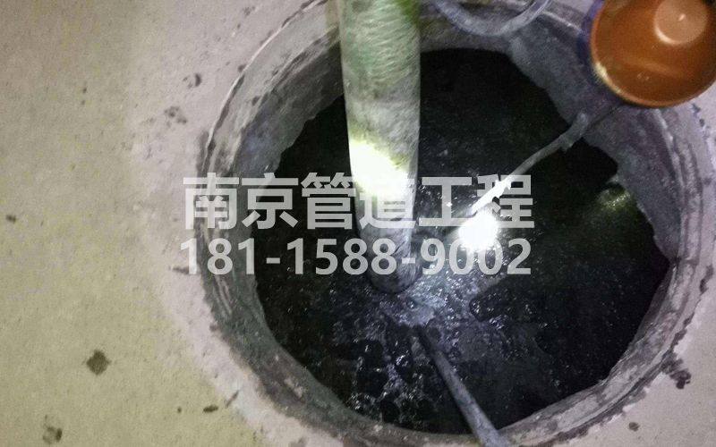 216花岗清理化粪池